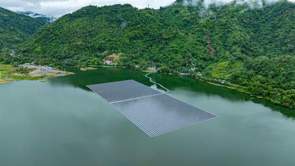 Philippines’ First Floating Solar Farm…