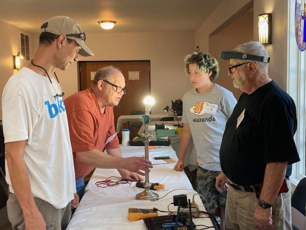 A Growing Number of ‘Repair Cafes’…