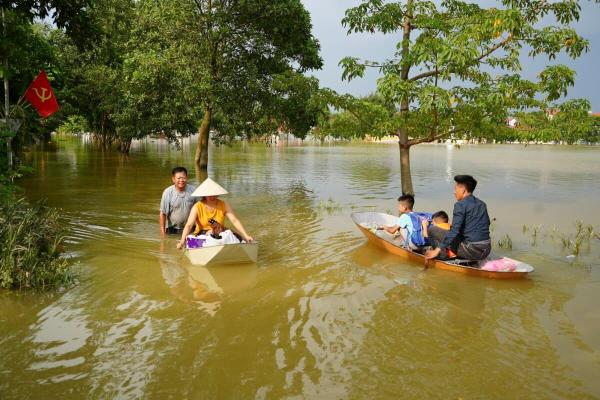 photo of Vietnam evacuates hundreds of thousands as typhoon Kajiki nears landfall image
