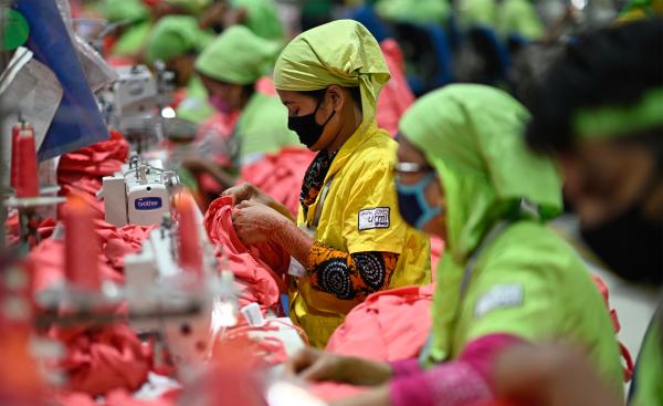 Bangladesh garment factory workers bear…