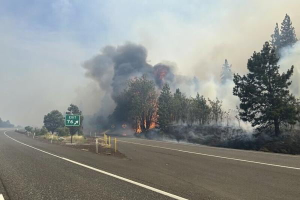 Oregon wildfire prompts evacuations and…