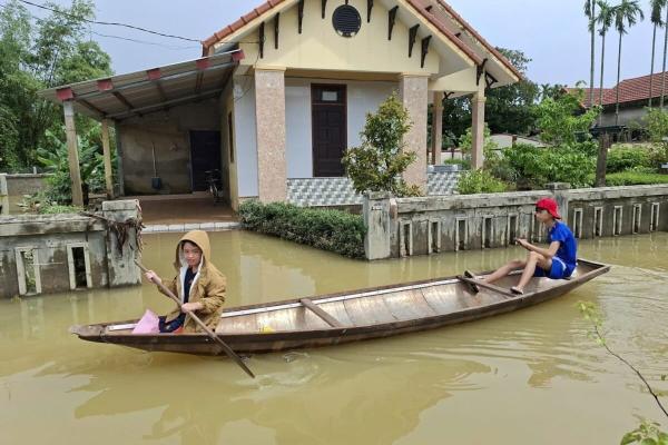 photo of Floods kill 13 in Central Vietnam as rescue operations push forward image
