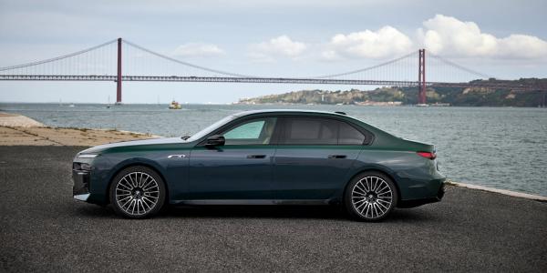 BMW’s flagship i7 EV is getting a Neue…