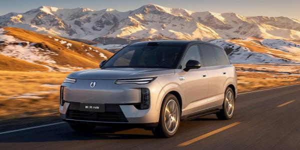 BYD’s new luxury electric SUV has a…