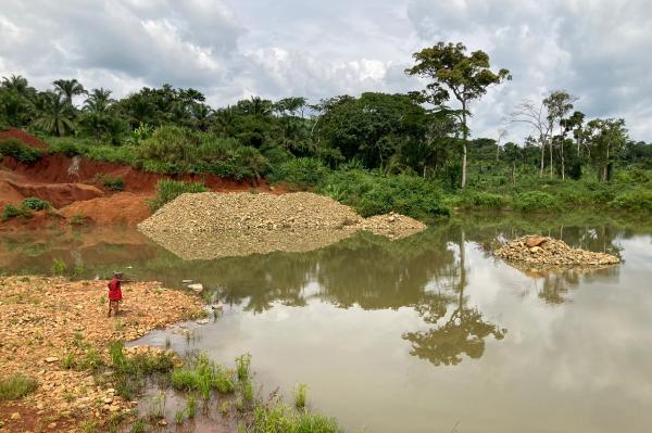 Chinese Miners Accused of Gold Pillage,…