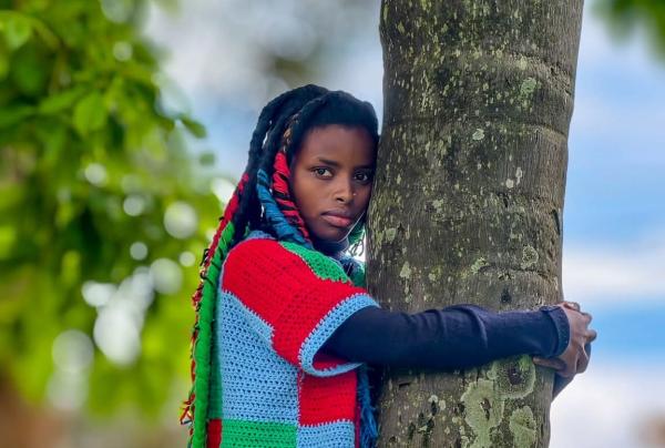 Environmentalist hugs tree for 72 hours for Kenya’s native…
