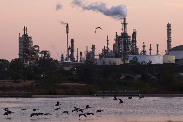 There’s a ‘Lake’ of Oil Under LA’s Soon-to-Close Refinery. Who’s Going to Clean It Up?