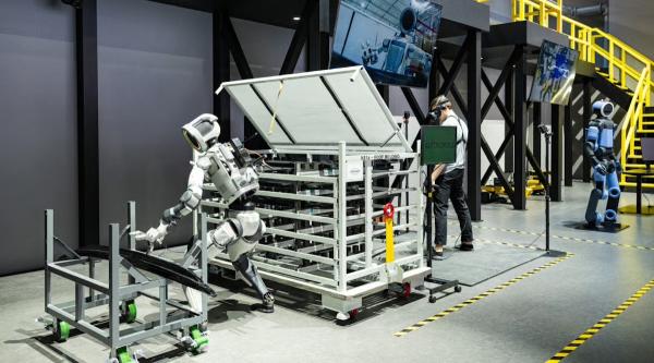 Hyundai Showcases AI Robotics & RoboTaxi…