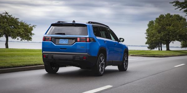 photo of The new Jeep Cherokee returns as a hybrid while EVs are put on the sidelines image