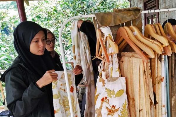 In Java, a women’s collective is helping save gibbons…