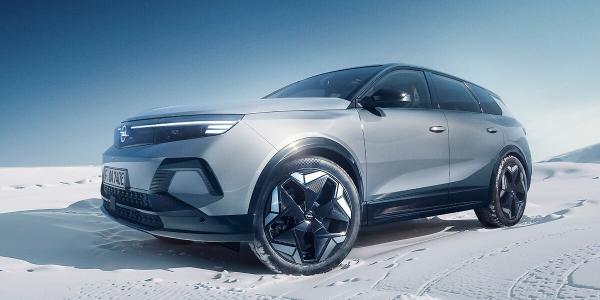 Opel Grandland Blitz AWD electric SUV…