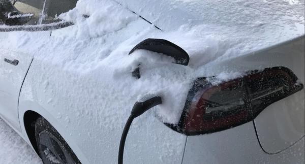 photo of Tesla adds clever trick to release frozen charge cables with new software update image