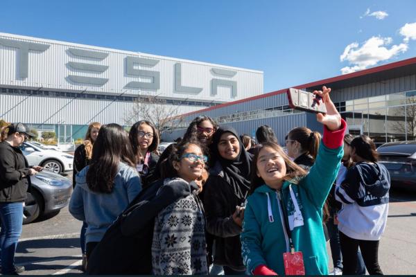 photo of Tesla & SpaceX Employees Largely Support Elon Musk’s Leadership, Survey Shows image