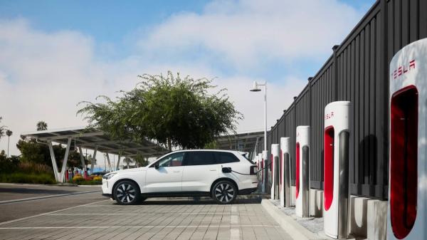 Tesla dominates Q3 fast-charger growth…