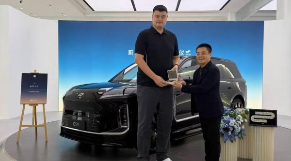 Basketball Superstar Yao Ming Receives&hellip;