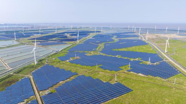 photo of China Solar and Wind Installations Break More World Records image