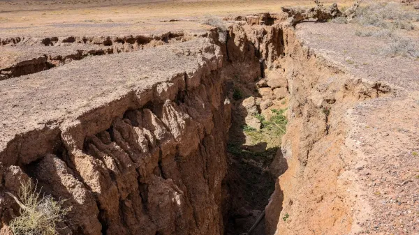 Watch the Earth split in real time:…