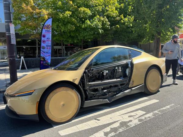 Tesla Cybercab loses its entire door…